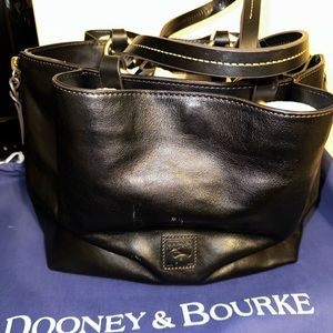 Dooney & Bourke Large Zip Barlow in Black